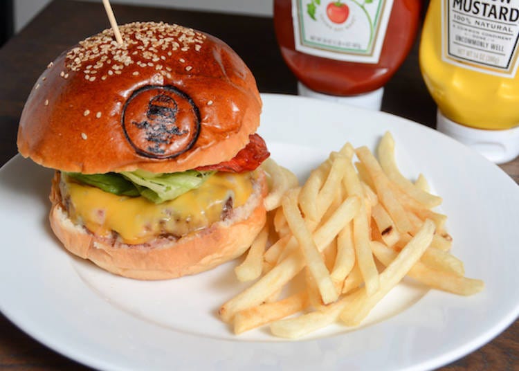 Cheeseburger (1,280 yen, tax excluded)