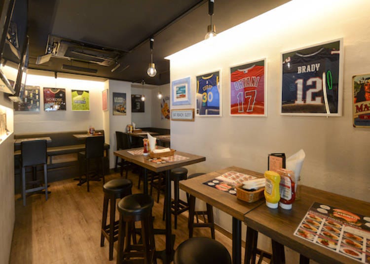 装饰着各种运动比赛制服的店内一景
