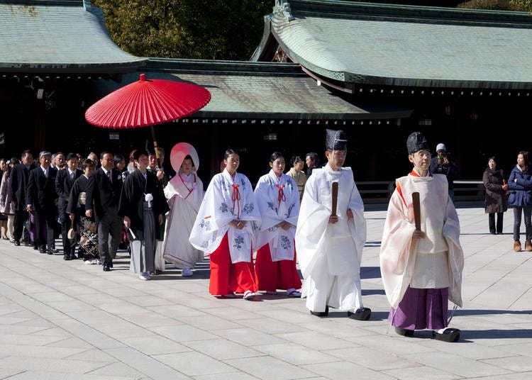 22. Meiji Shrine: A solemn spiritual experience that makes you forget the commotion of city life