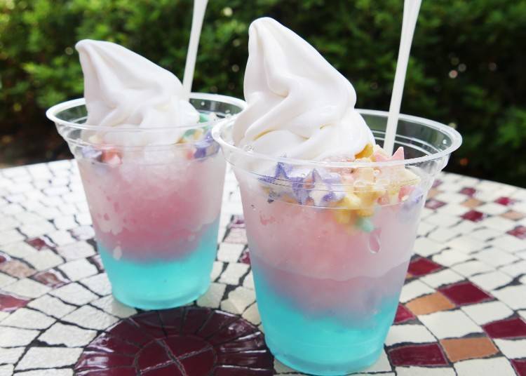 Soft Serve on Shaved Ice (Peach & Blue Jellied Dessert) 550 yen each / *Photo: LIVE JAPAN