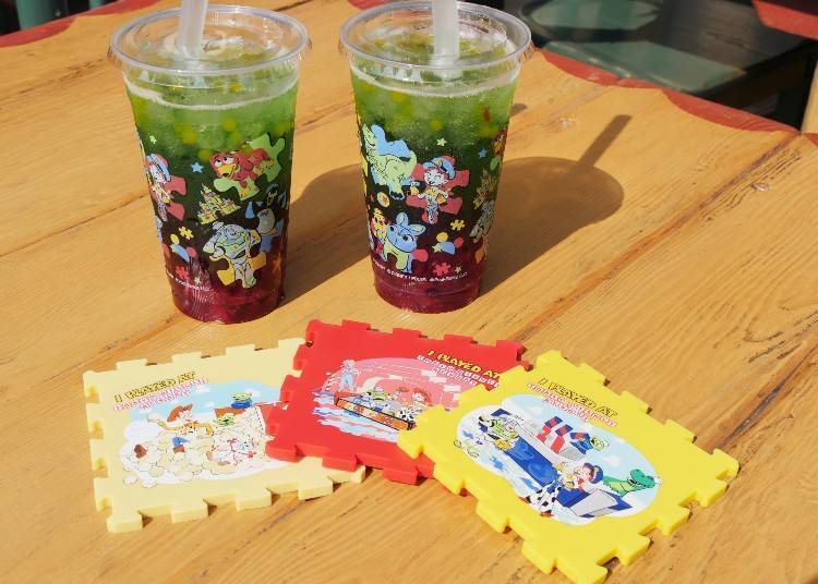 Strawberry Jelly Melon Soda, 400 yen / Souvenir Coaster, 500 yen / *Photo: LIVE JAPAN