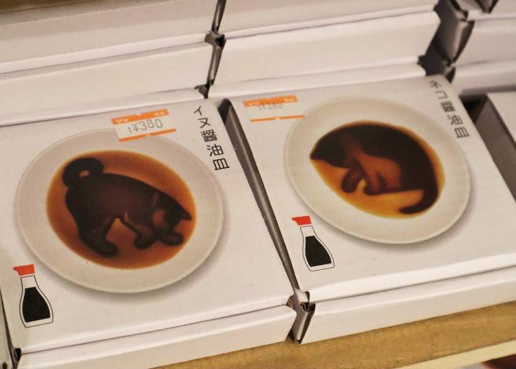 ②入れると絵が浮かぶ「醤油皿」も、日本っぽいと好評