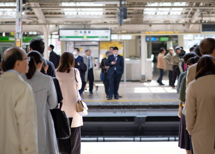 Japanese People Line up so Perfectly!