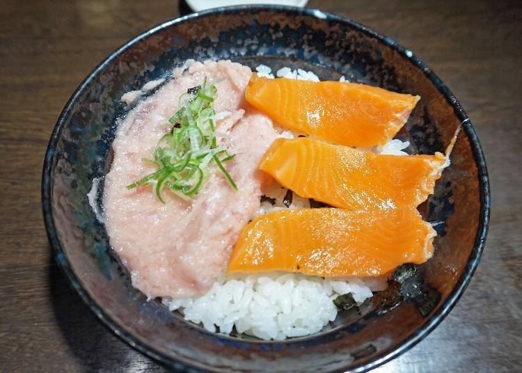 ‘네기토로 연어 덮밥’ 500엔(세금 포함)