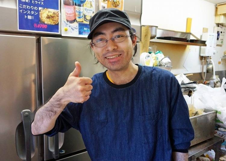 一人独自处理食材与料理的店长远藤先生