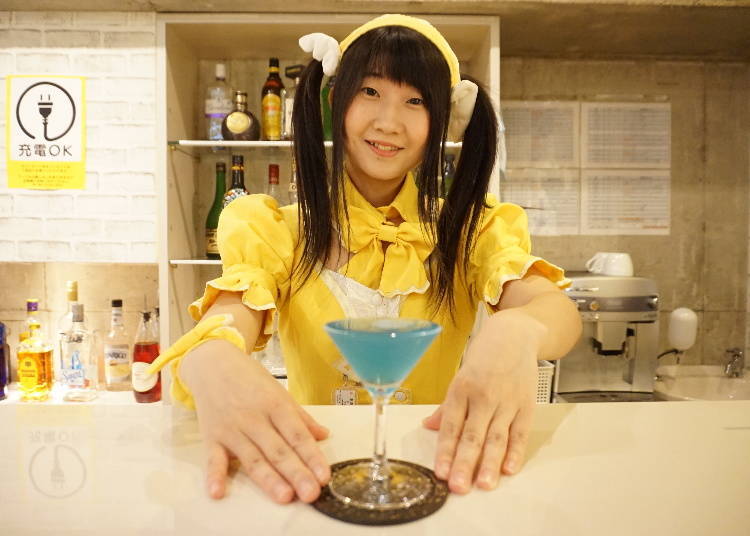 This "Cast's Original Cocktail" costs 1,200 yen (tax included). The cocktail featured here was made based on the theme of trains. Some are also based on anime characters!