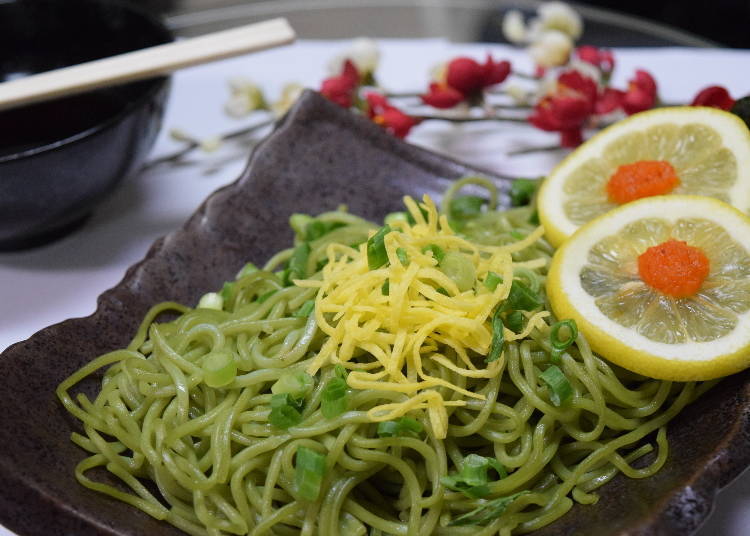 A plate of "Kawara Yakisoba" with a tinge of refreshing lemon