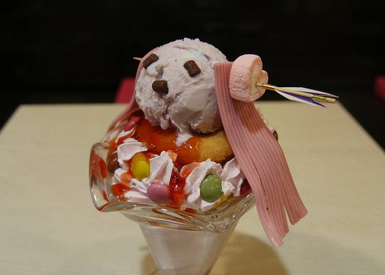 Imagawa was a feudal lord during the Sengoku period who met a grim end after he was beheaded in battle. With that in mind, the "Imagawa Yoshimoto's Decapitated Head Parfait (1,350 yen, tax excluded)", which was modeled after that particular detail in history, would definitely be an impactful order to make!