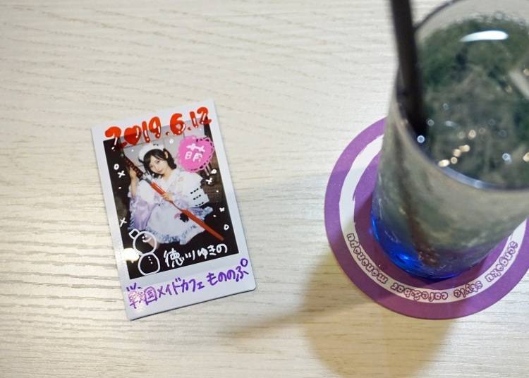 메이드의 즉석 사진이 함께 세트로 제공되는 음료 메뉴 ‘메이드 오리지널 칵테일’ 1,500엔(세금 불포함)