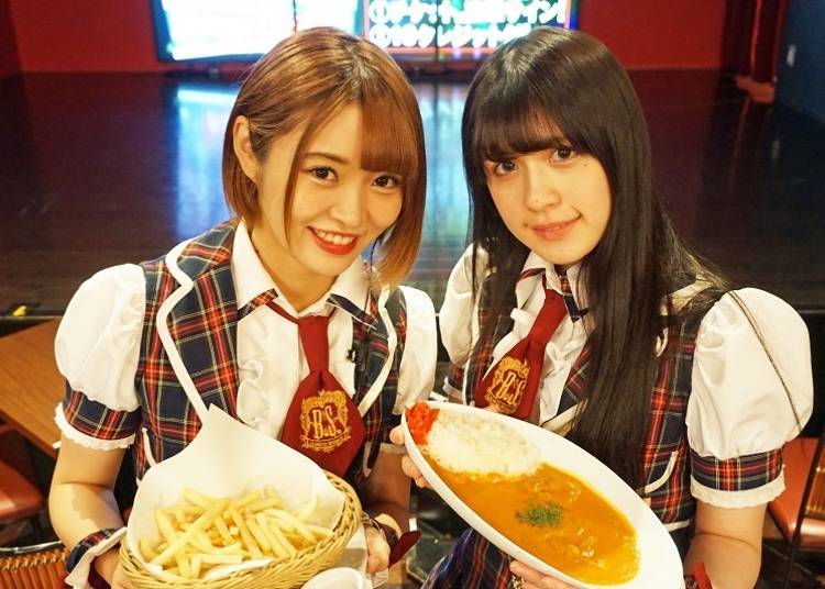 餐點種類豐富，有適合當作零嘴的「岩鹽炸薯條（岩塩フライドポテト）」（不含稅600日圓）、可以當作正餐吃的「奶油雞肉咖哩（バターチキンカレー）」（不含稅1200日圓）等等。