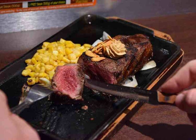 いきなり ステーキ にアメリカ人男性が本音暴露 国産牛メニューも人気のステーキレストランの実力はいかに 裏メニューあり Live Japan 日本の旅行 観光 体験ガイド