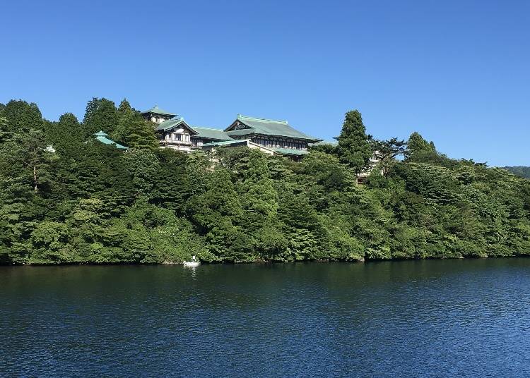 箱根芦ノ湖から見た龍宮殿本館