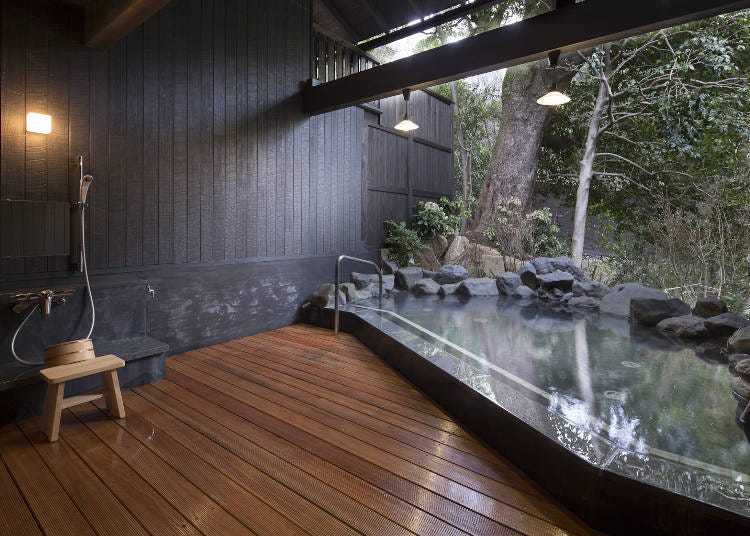 อ่างอาบน้ำกลางแจ้งแบบส่วนตัวสไตล์ญี่ปุ่นที่แฝงไปด้วยความทันสมัย ทำให้รู้สึกผ่อนคลาย