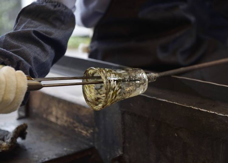 Make glass and small plates at the “Glassblowing Session”
