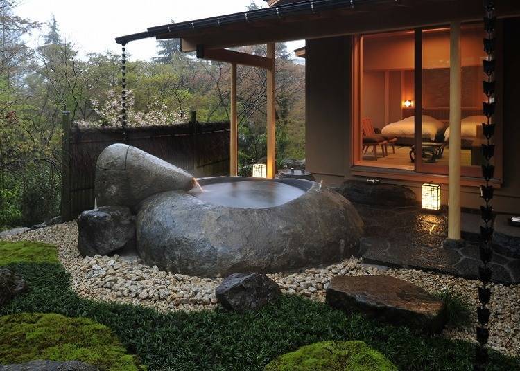 In the "Flower Fragrance" VIP Suite, the attention-grabbing feature is the outdoor bath carved into a massive natural rock.
