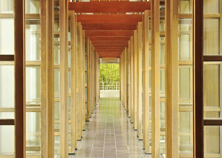 This connecting corridor between the main building and standalone units is a captivating spot where you can engage all your senses and appreciate the beauty of Japanese architecture.