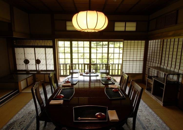 In the former Kan'in-no-miya Villa you can savor the meticulously prepared Kaiseki cuisine crafted from seasonal ingredients.