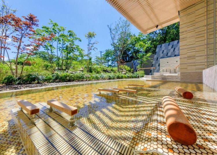 Seasonal Open-Air Bath with Garden View (Photo: Booking.com)