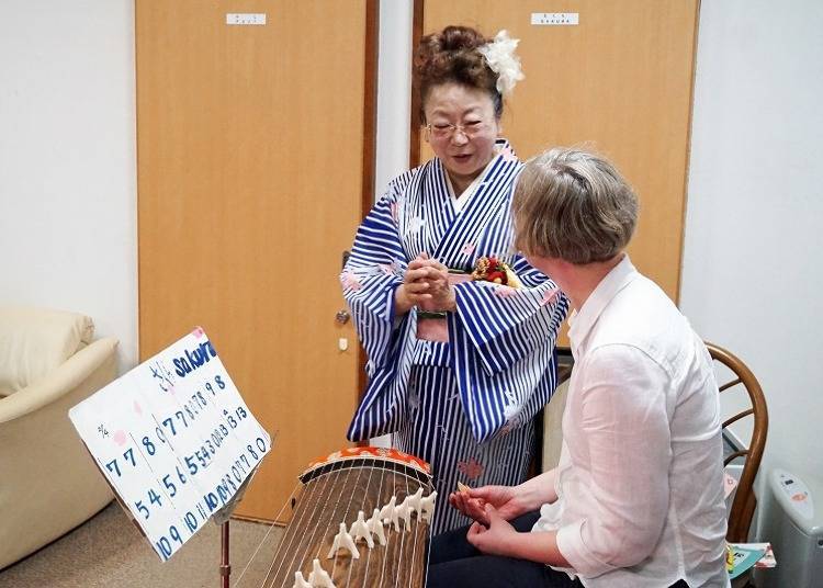 琴館內所舉辦的日本箏體驗活動情景。演奏者也會用英文與大家交談