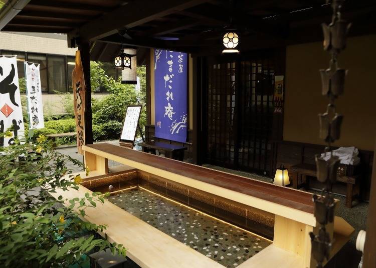 The free foot spa inside the garden is a nice addition for visitors