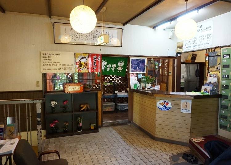 駅を出てすぐに温泉「かっぱ天国」