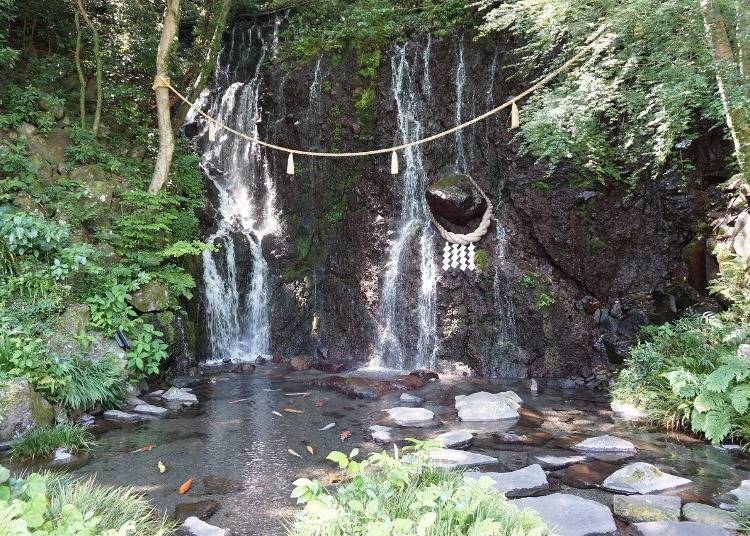 流れ落ちる清水の音が美しい「玉簾の滝」