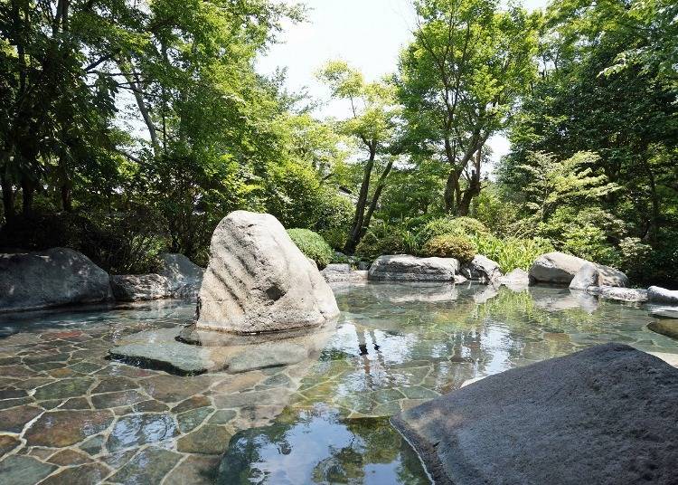 能夠一邊欣賞全方位視角的自然風景一邊泡溫泉