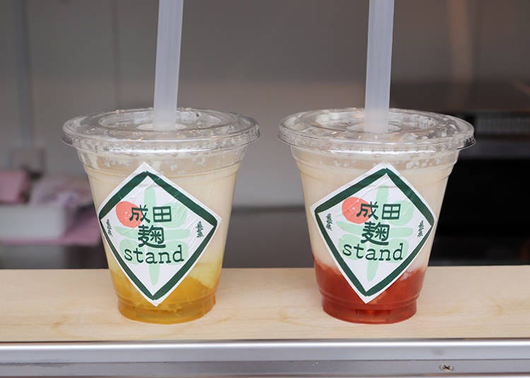 左边是期间限定的「柠檬麴甘酒（麹甘酒レモン）」，(甘酒就是所谓的甜酒)，右边则是「草莓麴甘酒（麹甘酒いちご）」（含税各500日元）