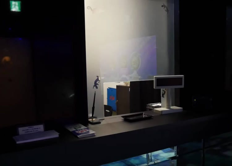 東京情侶酒店的接待處通常極具匿名性。您會在這裡領取房間鑰匙。根據不同酒店的系統，付款方式可能是在入住前、離開前，或是在房間內完成。圖片來源：YouTuber @OzzyAwesome