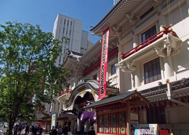 歴史的建造物である「歌舞伎座」は、日本の伝統芸能である歌舞伎の本拠地。その雰囲気を実際に味わいたいなら、劇場内で演技を鑑賞することもできる。