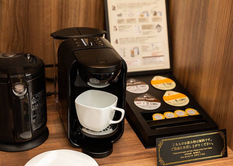 為了房客的方便，客房內提供咖啡機及泡茶機設施。