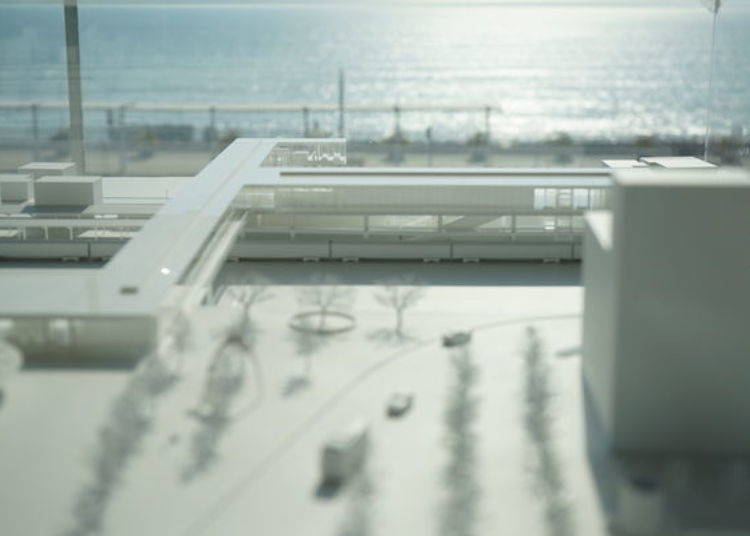 ▲ A station model placed inside the ticket gate, with "Sea Birds Cafe" at the far end.