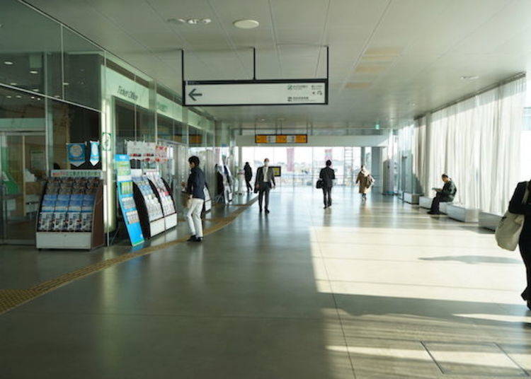 ▲ The spacious corridor is lined with floor-to-ceiling glass walls, filling the bright space with sunlight.