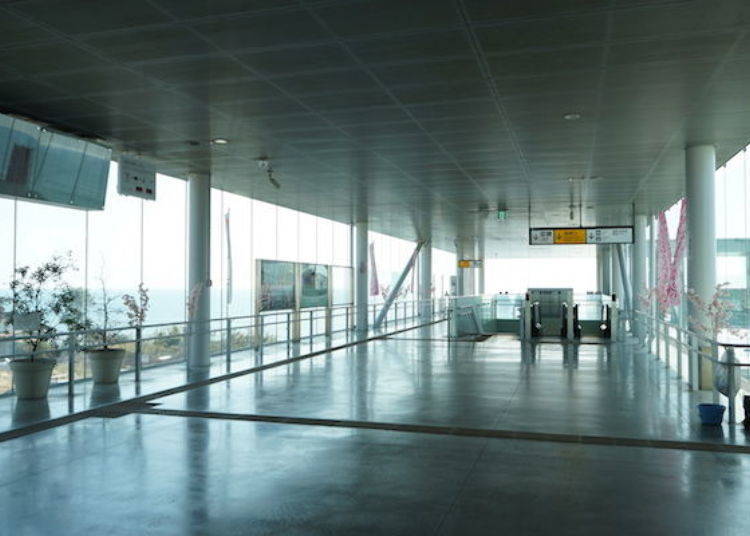 ▲ The east-west free passage within the station is also designed by Kazuyo Sejima.