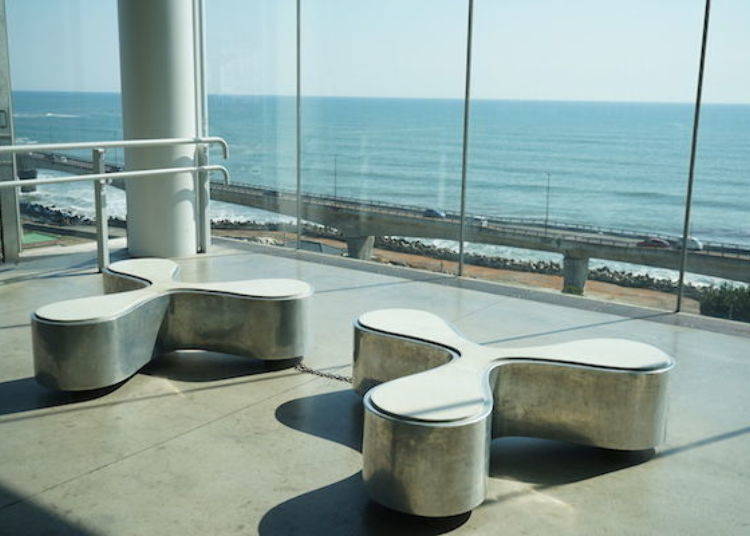 ▲ The benches within the station are also creations by Kazuyo Sejima.