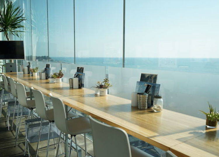▲ Inside, the most popular seats are at the counter, where you can enjoy coffee with a direct view of the ocean.