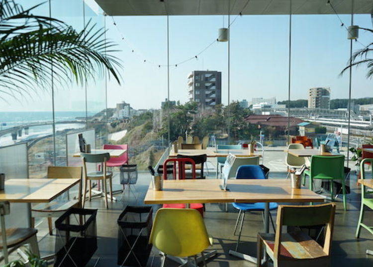 ▲ From brightly colored accents to simple DIY-style pieces, the cafe offers a variety of unique chairs to choose from.
