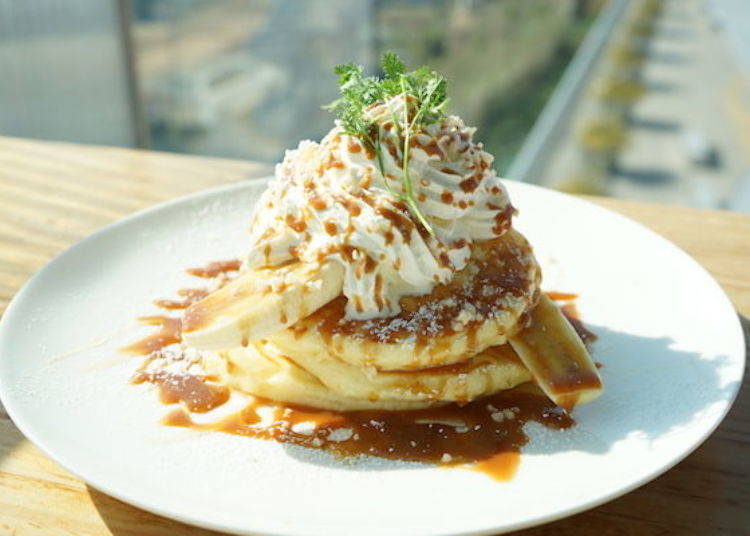 The “Honey Caramel Pancakes” (980 yen, tax included) have a balanced sweetness, making them a favorite among male guests as well.