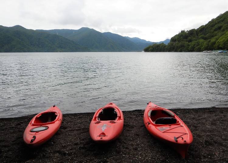 到日光中禪寺湖搭上輕艇暢遊湖上世界吧！