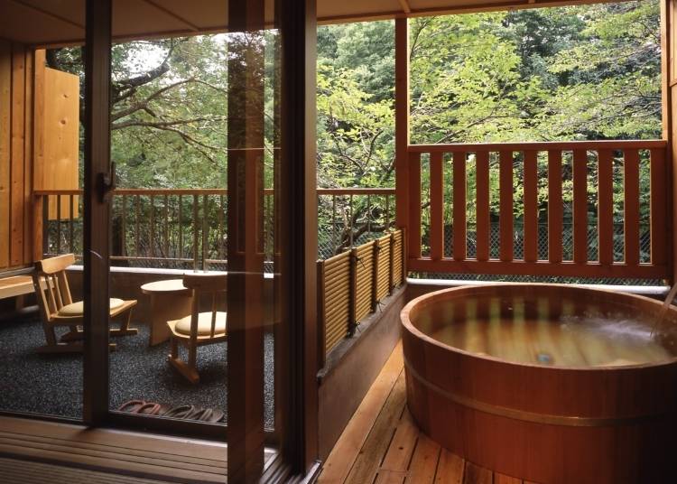 客室露天風呂は、木風呂・岩風呂・陶器風呂の3タイプがあります。どの部屋になるかは当日までのお楽しみ