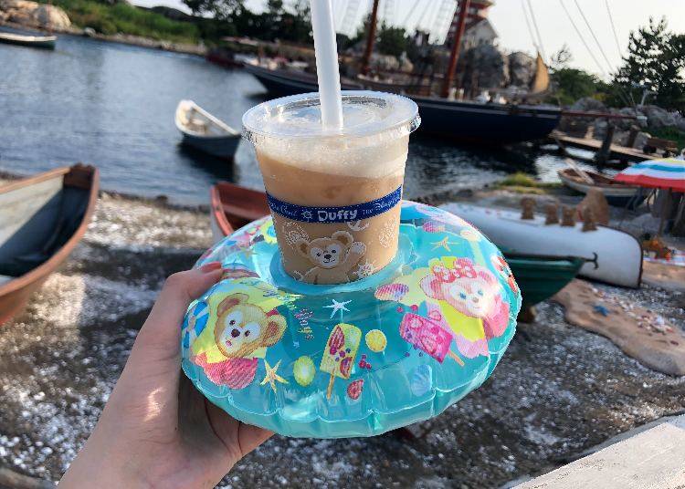 飲料附迷你泳圈杯座（浮き輪をイメージしたスーベニア付きドリンク）1000日圓　※LIVE JAPAN取材