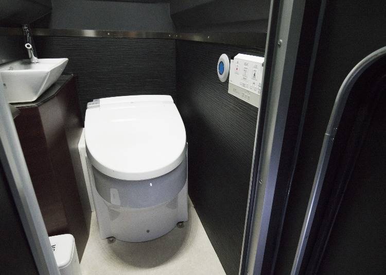 ▲This high-tech toilet bowl is something you would expect to see in a posh hotel room. It's installed to keep level with the bus as it moves forward, so the constant moving won't hinder your business here at all.