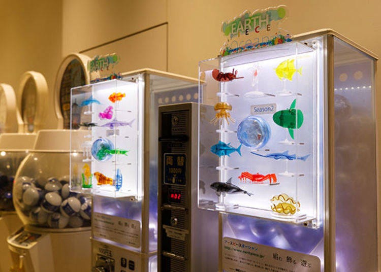The popular “Earth Peace Ocean” gashapon balls make it possible to assemble and decorate your own movable sea creatures to play with! (500 yen, tax included)