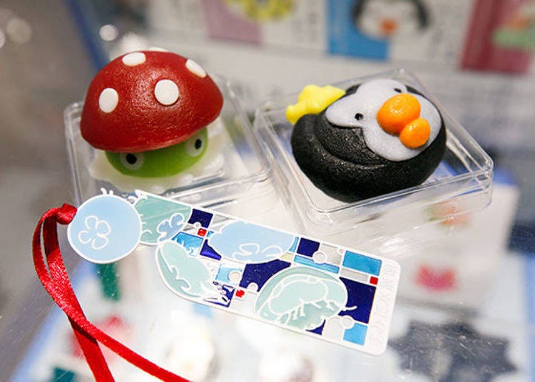 “Aquarium Wa Sweets” are also popular for all ages (one piece, 210 yen, eight pieces, 1,680 yen). Pictured, back: “Jellyfish” with strawberry paste (L) and “Penguin” cream daifuku (R). Front “Sumida Aquarium Limited Jellyfish Book Mark” (486 yen). (All prices included tax)