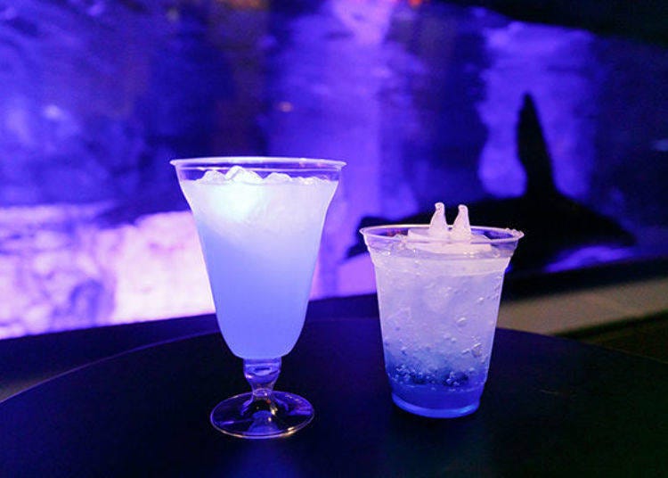 ▲左：水藍夜光調酒（光るブルーナイトカクテル）／右：漂浮企鵝（ペンギンフロート）」