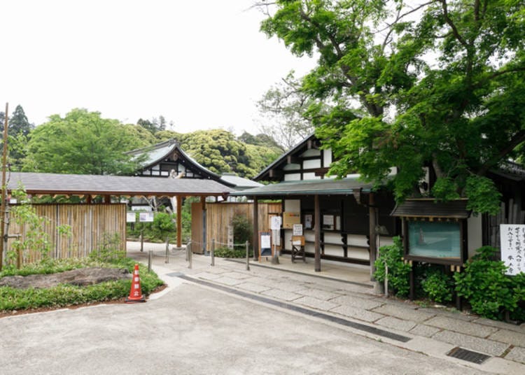 Pay the admission fee (500 yen for junior high school students or more) at the reception and go to the grounds. The admission fee is free except during the seasons of hydrangea and autumn leaves.