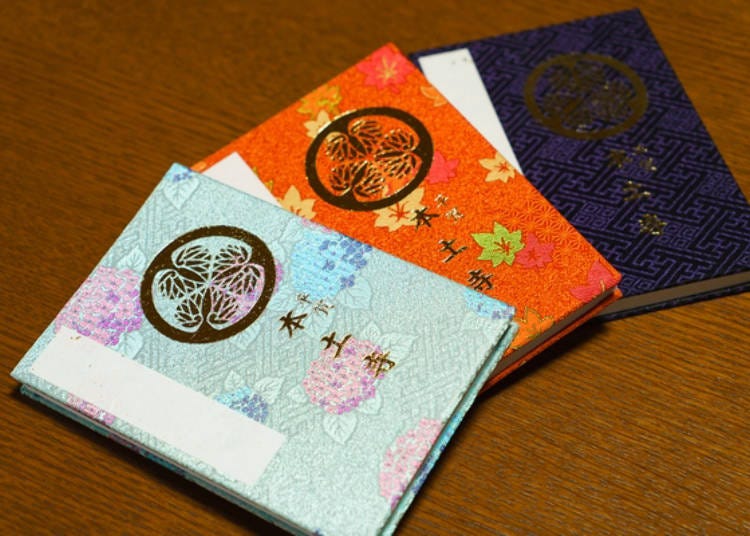 An original Goshuin book. The hydrangea pattern on the left is the most popular (1,000 yen each)