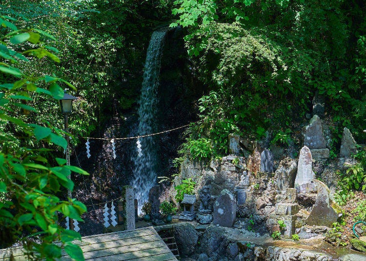 Biwa Falls near Trail 6 on Mount Takao (Photo: PIXTA)