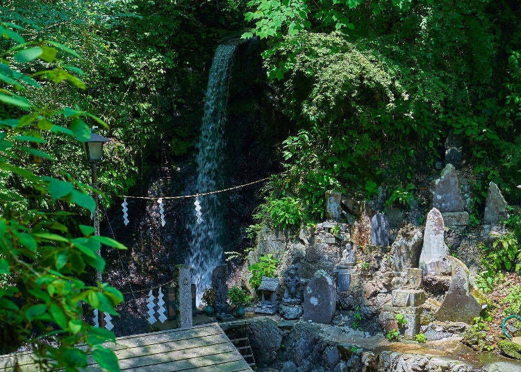 高尾山6号路付近にある琵琶滝(画像素材:PIXTA)