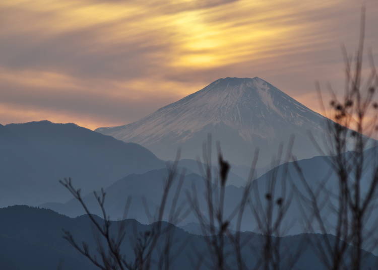 從高尾山眺望的冬季昏黃富士山(圖像素材:PIXTA)